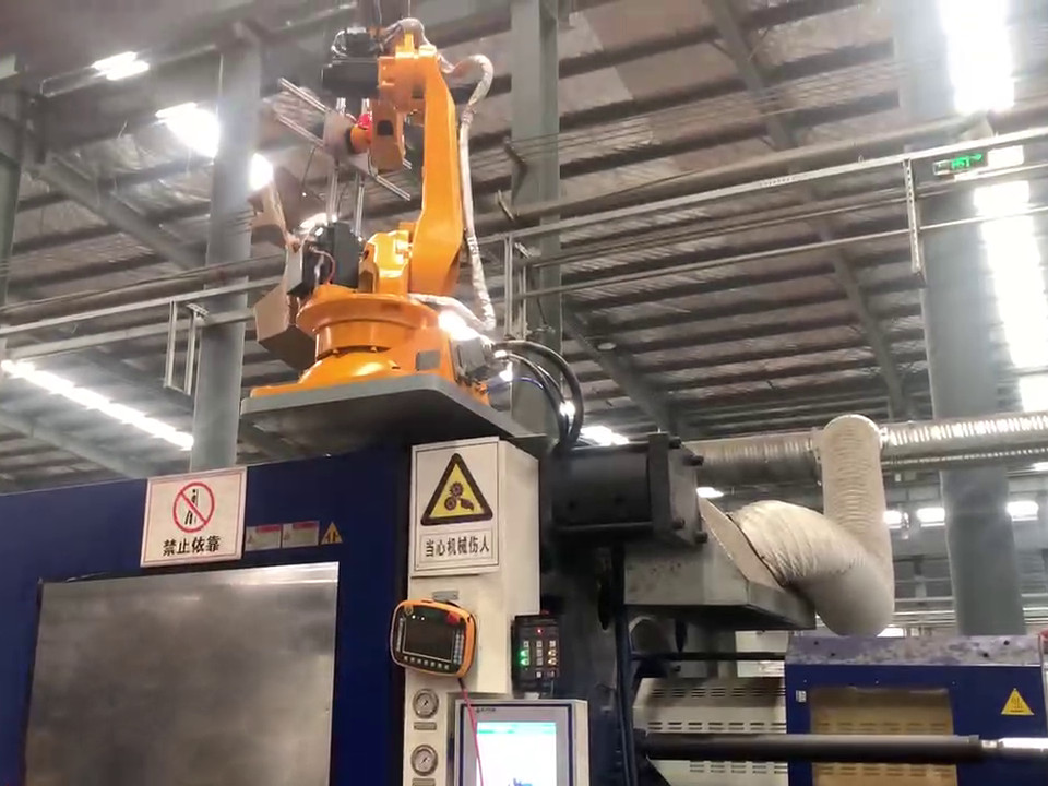 Application of robot handling in injection molding machine transformation